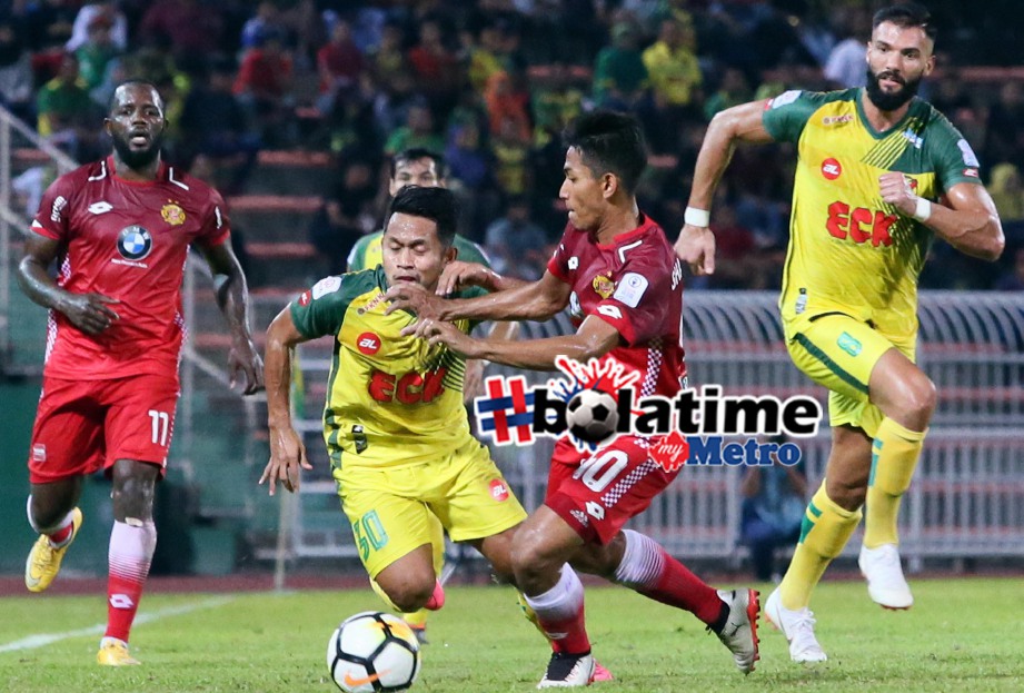 PEMAIN Kedah, Andik Vermansah (tengah) melarikan bola daripada pemain Kelantan, Mohamad Shahrul Nizam Ros Hasni(dua dari kanan) pada aksi Liga Super di Stadium Darul Aman. FOTO Amran Hamid