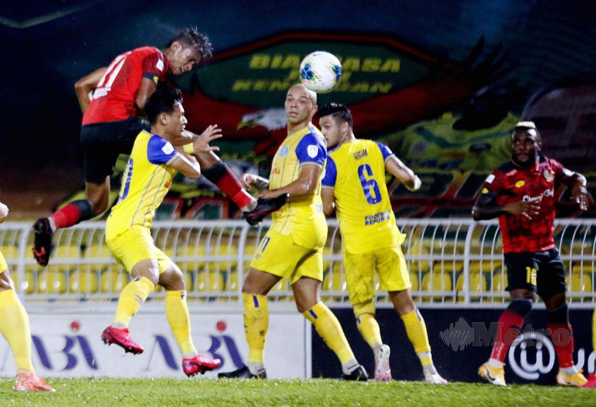 AKSI Piala Malaysia ketika Kedah menentang Pahang, sebelum MKN menyarankan Piala Malaysia ditangguh demi mengekang penularan Covid-19. FOTO Amran Hamid