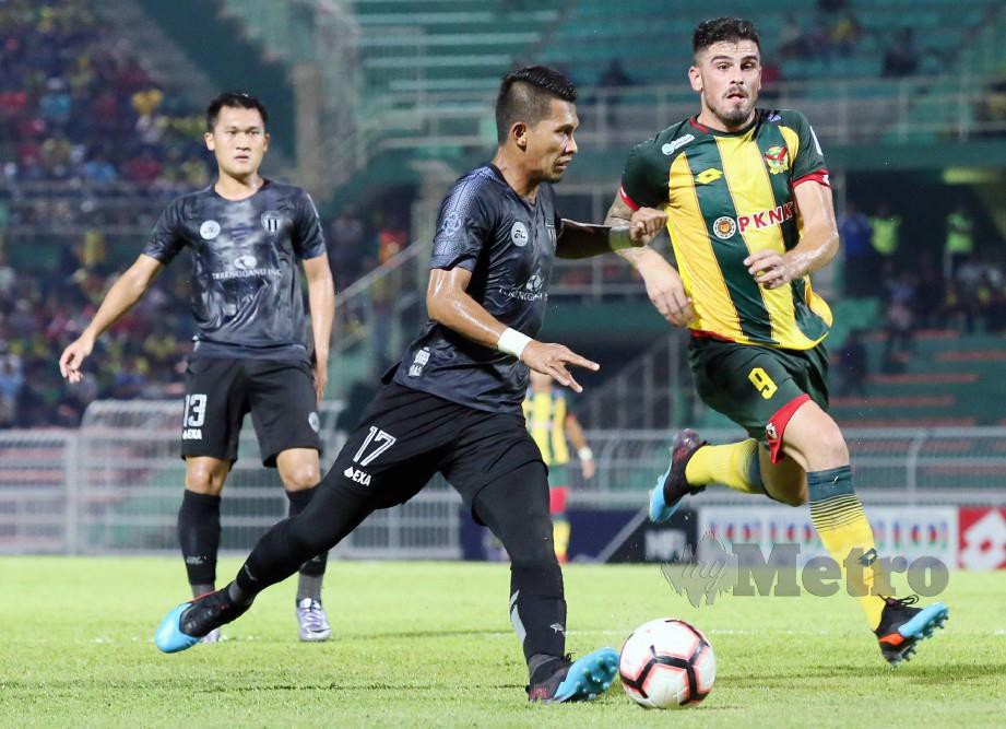 Pemain Kedah, Fernando Rodriguez Ortega  (kanan) cuba merampas bola daripada pemain Terengganu FC, Nasrullah Haniff Johan pada aksi Liga Super. FOTO Amran Hamid.