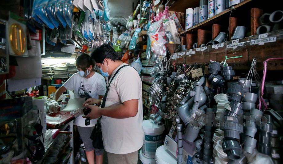 PELANGGAN membeli alat ganti di kedai perkakasan di Seri Gombak. FOTO Asyraf Hamzah
