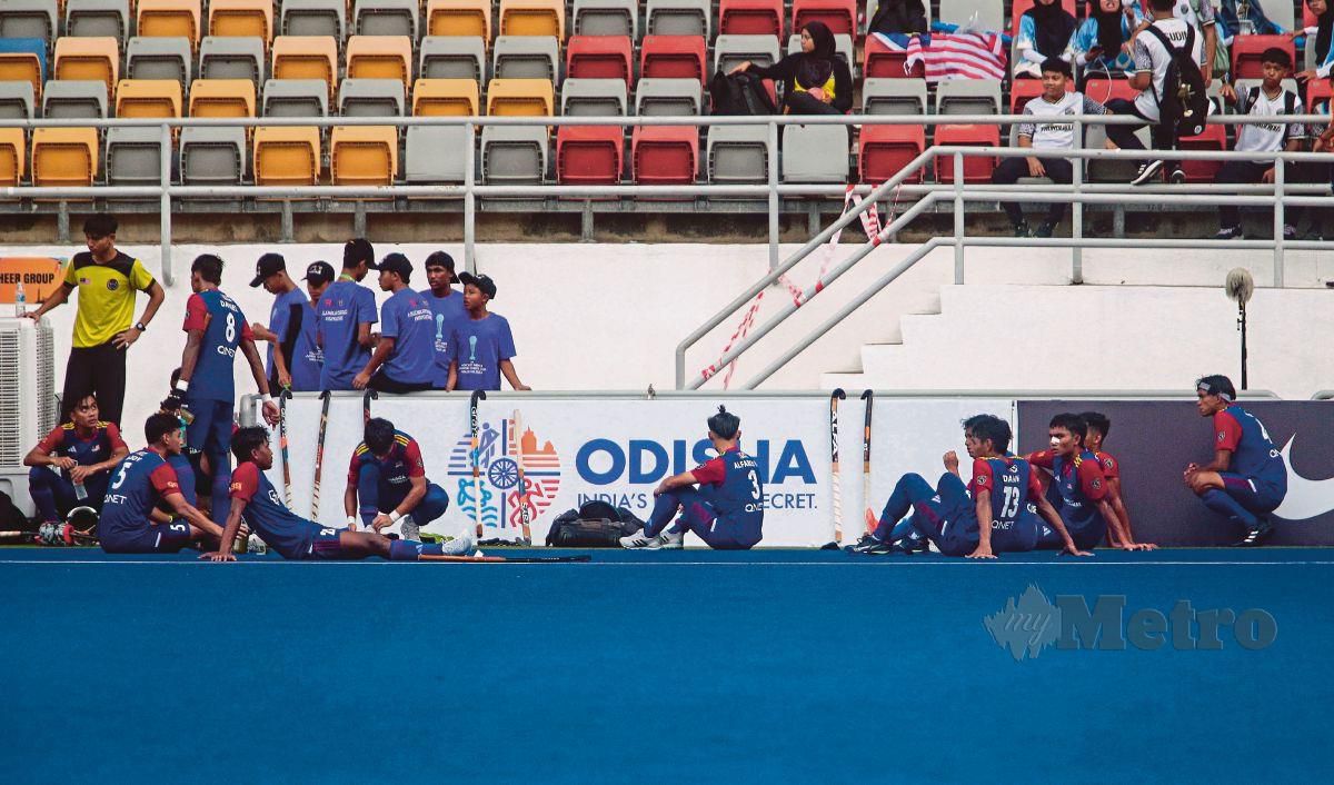 PEMAIN skuad hoki remaja negara kecewa selepas tewas 2-5 di tangan Australia, sekali gus gagal mara ke suku akhir, hari ini. FOTO GENES GULITAH