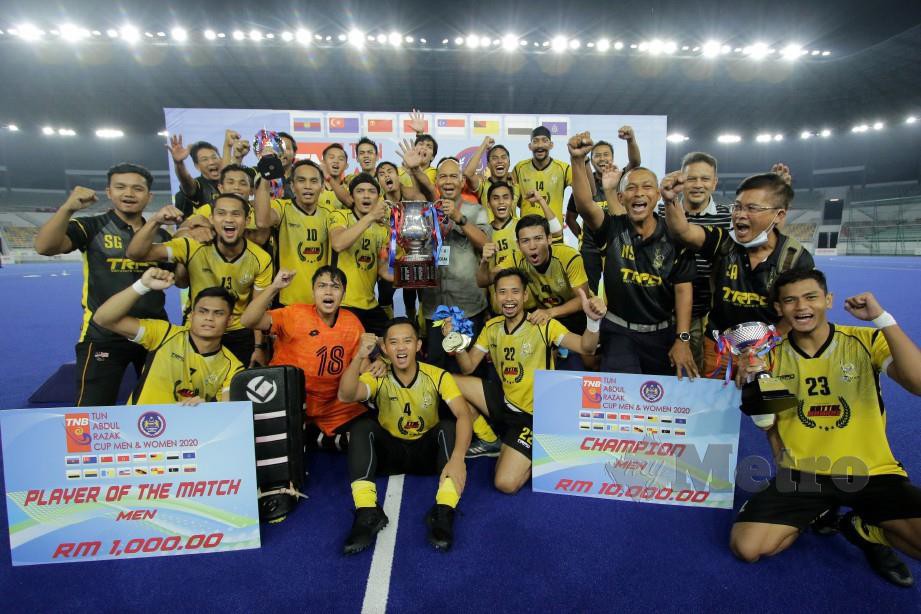 PASUKAN hoki lelaki Perak meraikan kejuaraan tempat pertama dengan menewaskan Terengganu 4-2 dalam final Piala Tun Abdul Razak di Stadium Hoki Bukit Jalil, Kuala Lumpur. FOTO Aizuddin Saad
