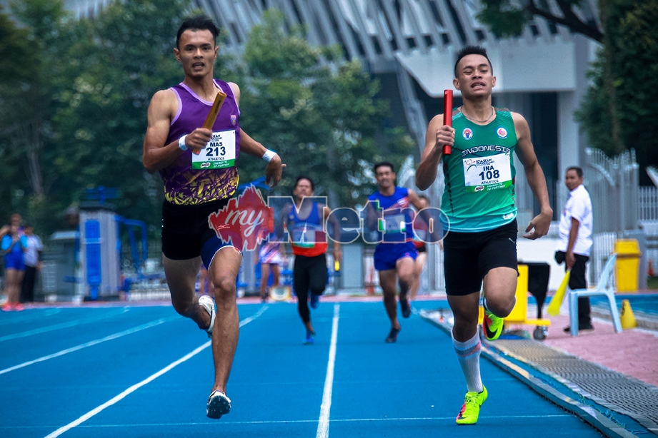 ATLET negara, Muhammad Ilham Suhaimi (kiri) melepasi garisan penamat dengan menjuarai acara 4x400m lelaki serta memecahkan rekod kejohanan dengan catatan masa 3minit 13.05 saat pada Kejohanan Olahraga Sukan Sekolah-Sekolah ASEAN di MSN Bukit Jalil. FOTO Asyraf Hamzah