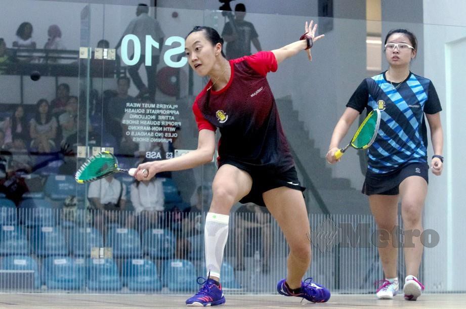 Wee Wern (kiri) menentang rakan senegara, Chan Yiwen ketika pusingan kedua Kejohanan Skuasy Individu Asia hari ini. FOTO Asyraf Hamzah.