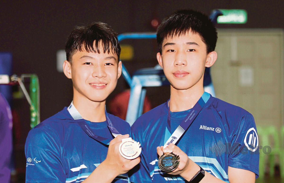 TIEW Wei Jie (kanan) dan Tiew Yi Cheng   muncul juara Kejohanan Badminton Junior Allianz (AJBC) 2022 Perak di Arena Badminton Tan Sri Lee Loy Seng.  FOTO L Manimaran 