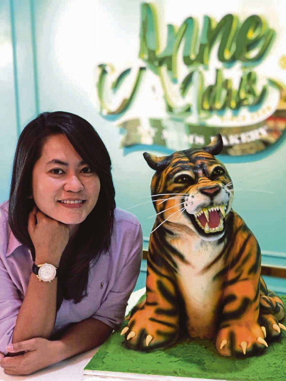 BERSAMA kek harimau berharga RM15,000.