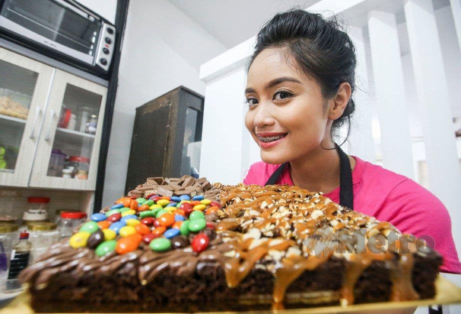 ARIANNA Natasha menunjukkan tempahan kek coklat untuk pelanggannya. FOTO Azhar Ramli