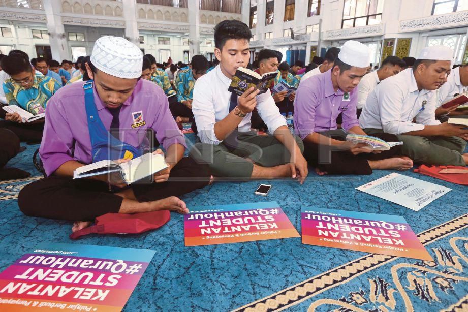 SEBAHAGIAN daripada 5,000 orang yang menyertai Program Kelantan Student Quran Hour di Masjid Al Sultan Ismail Petra, Kubang Kerian, Kota Bharu. FOTO Zaman Huri Isa.