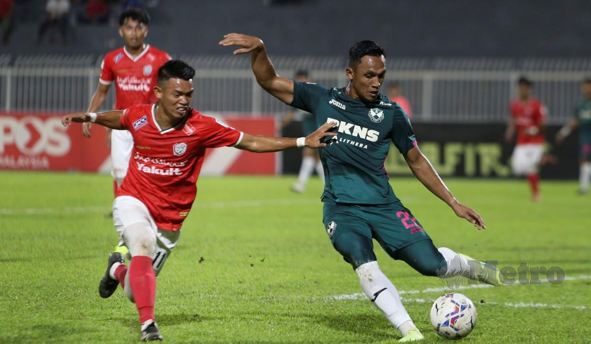 AKSI antara Kelantan United dan Selangor dalam perlawanan Piala Malaysia semalam. FOTO NIK ABDULLAH NIK OMAR