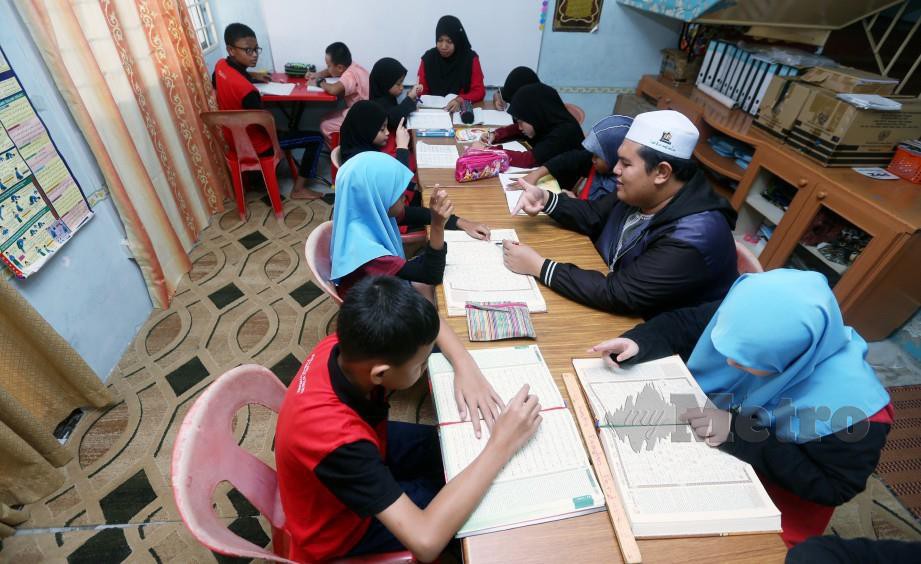 Gambar fail, guru Kafa mengajar murid cacat pendengaran di Kuala Lumpur. FOTO Arkib NSTP.