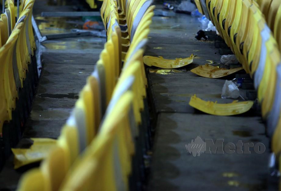 ANTARA kerusi penonton yang dirosakkan penyokong pasukan bola sepak Indonesia. FOTO Mohd Yusni Ariffin