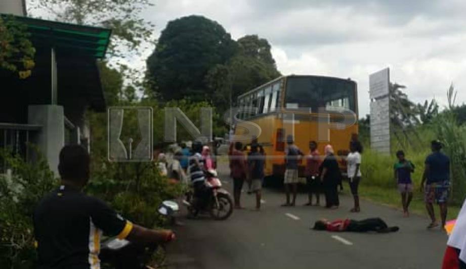 LOKASI pelajar maut selepas tergelincir dan terjatuh di bawah bas sekolah dinaikinya di Jalan Mutiara Taman Tenang, Segamat. FOTO Ahmad Ismail
