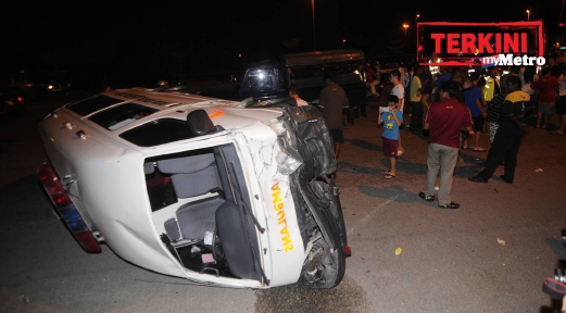 KEADAAN ambulans yang terlibat dalam kemalangan yang melibatkan seorang mati tujuh cedera di Lebuhraya Ipoh-Lumut. FOTO Farhan Najib