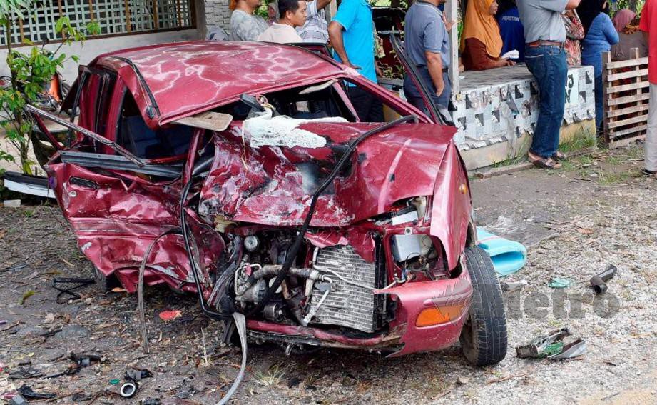 TIGA beranak yang menaiki Perodua Kancil maut selepas terbabit dalam kemalangan di Kilometer 17,  Jalan Dungun - Bukit Besi,  dekat Kampung Paya Kemudi,  hari ini. FOTO Rosli Ilham