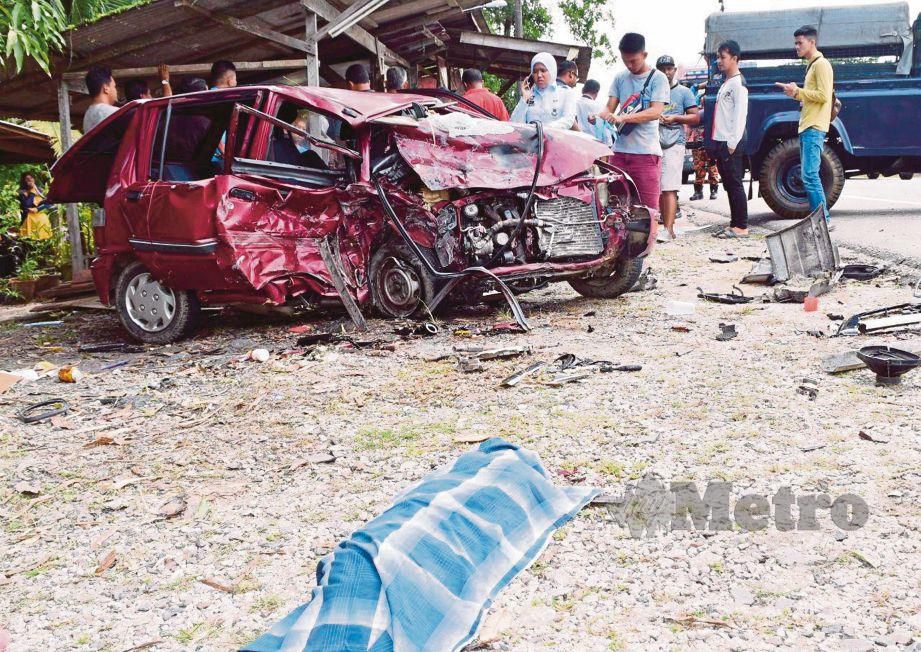 TIGA beranak yang menaiki Perodua Kancil maut selepas terbabit kemalangan di Kilometer 18, Jalan Dungun-Bukit Besi, dekat Kampung Paya Kemudi,  Dyungun, hari ini. FOTO Rosli Ilham