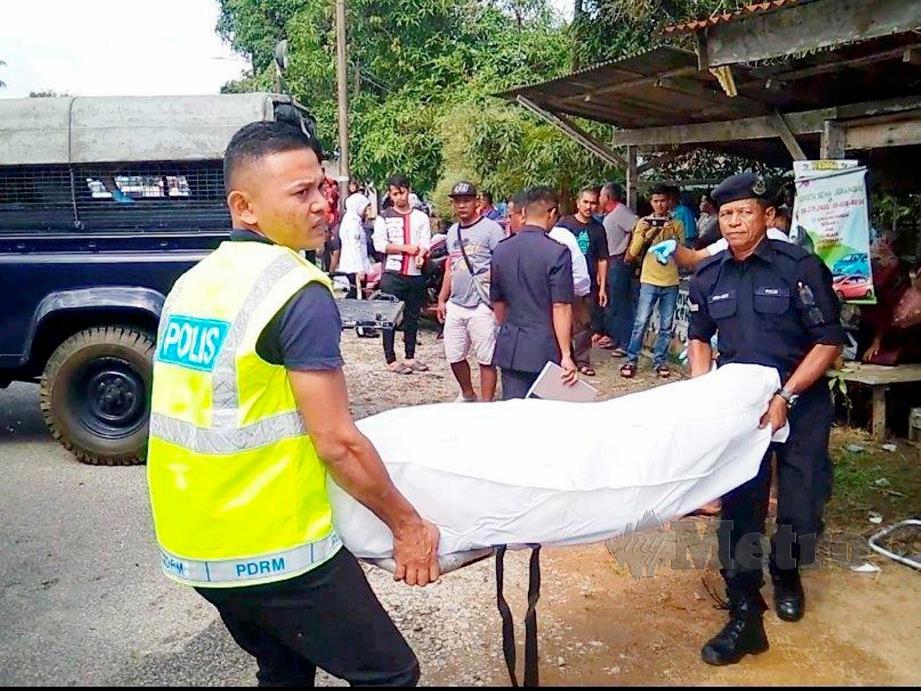 ANGGOTA polis mengangkat mayat mangsa yang terbabit dalam kemalangan di Kilometer 18,  Jalan Dungun - Bukit Besi, dekat Kampung Paya Kemudi,  Dungun, hari ini. FOTO Rosli Iham. 