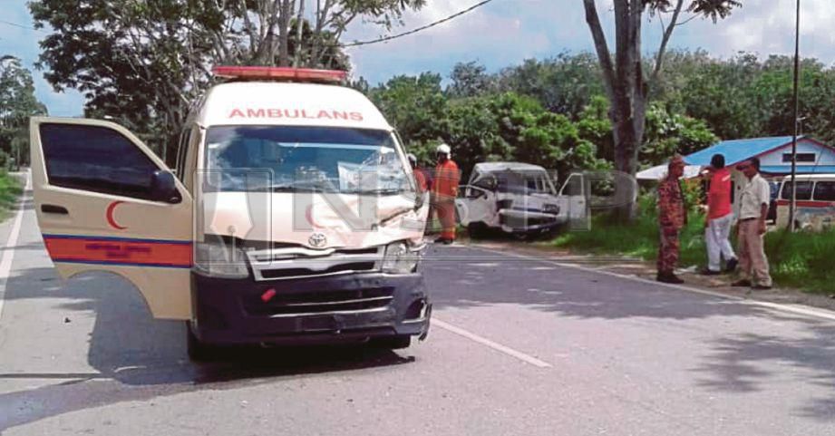 KEADAAN ambulans yang terbabit dalam kemalangan dengan sebuah van di Kilometer 5 Jalan Bahau-Juasseh, Jempol, hari ini. Foto ABNOR HAMIZAM ABD MANAP