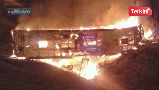 KEADAAN bas persiaran yang terbakar. FOTO NSTP
