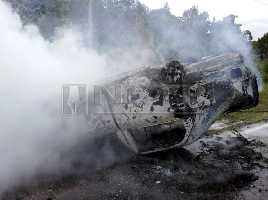 Keadaan kereta Proton Saga yang terbakar selepas terbabit kemalangan di Jalan Sibu-Durin, Sibu. Foto Ihsan Bomba 