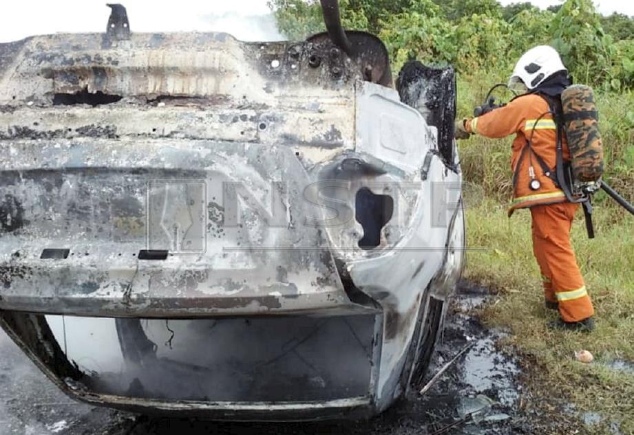 Anggota bomba memadam kebakaran kereta Proton Saga yang terbakar selepas terbabit kemalangan di Jalan Sibu-Durin, Sibu. Foto Ihsan Bomba 