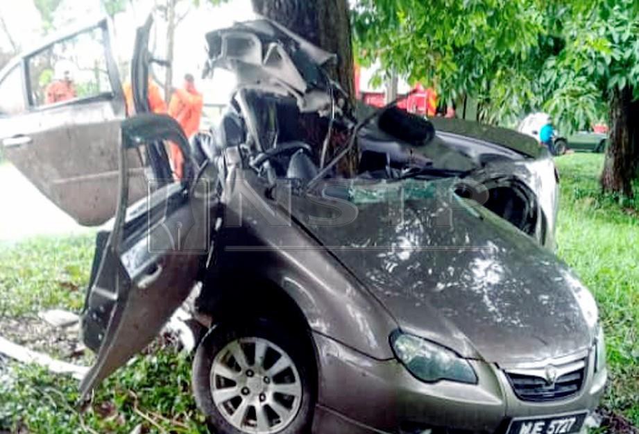 KEADAAN kereta dinaiki mangsa yang terputus dua akibat terbabas dan merempuh sebatang pokok besar di tepi jalan di Kilometer 13, Jalan Bintulu-Tanjung Kidurong, Bintulu. FOTO Erika George