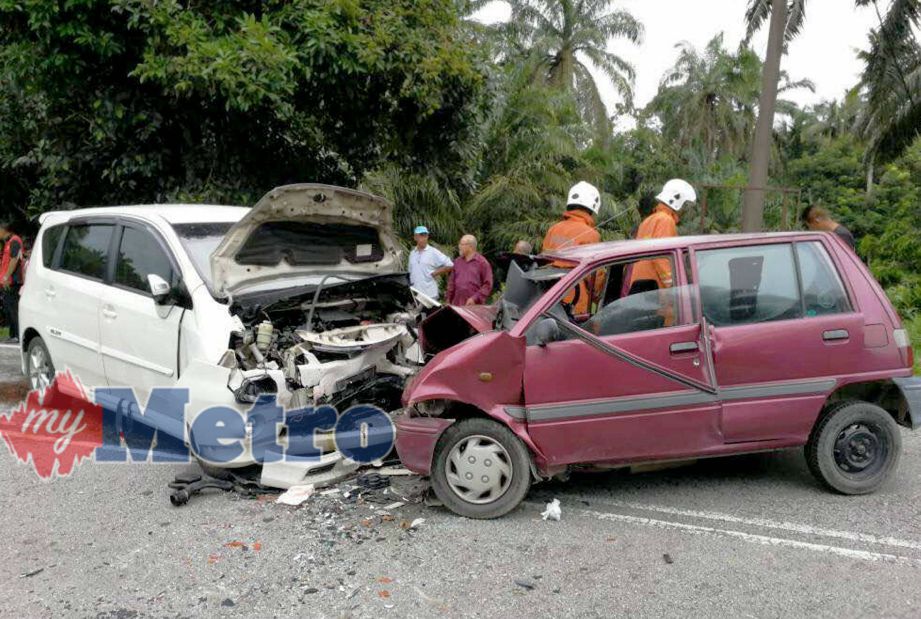 Kemalangan yang membabitkan Perodua Kancil dan Perodua Alza di Jalan Air Puteh, Serdang, Bandar Baharu, hari ini. FOTO ihsan bomba