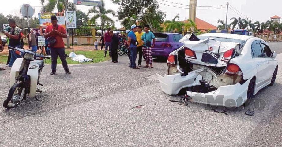 KEADAAN kereta Honda Civic yang dirempuh motosikal menyebabkan penunggangnya maut dalam kemalangan di Kilometer 101, Jalan Kuala Terengganu-Kuantan, dekat Paka, Dungun, hari ini.  FOTO Rosli Ilham.