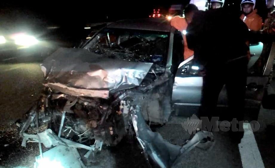KEADAAN kemalangan kereta yang terbabas dirempuh sebuah kenderaan lain di Kilometer 224.5, Lebuhraya PLUS, arah utara, berhampiran Plaza Tol Pedas-Linggi. FOTO Ihsan Bomba