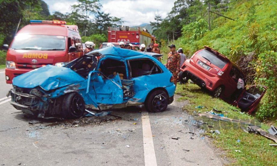 KEADAAN kereta Proton Satria dinaiki tiga beranak sebelum maut dalam kemalangan di KM 29 Jalan Gua Musang-Kuala Krai dekat Felda Chiku 1, Gua Musang, hari ini. FOTO ihsan pembaca. 
