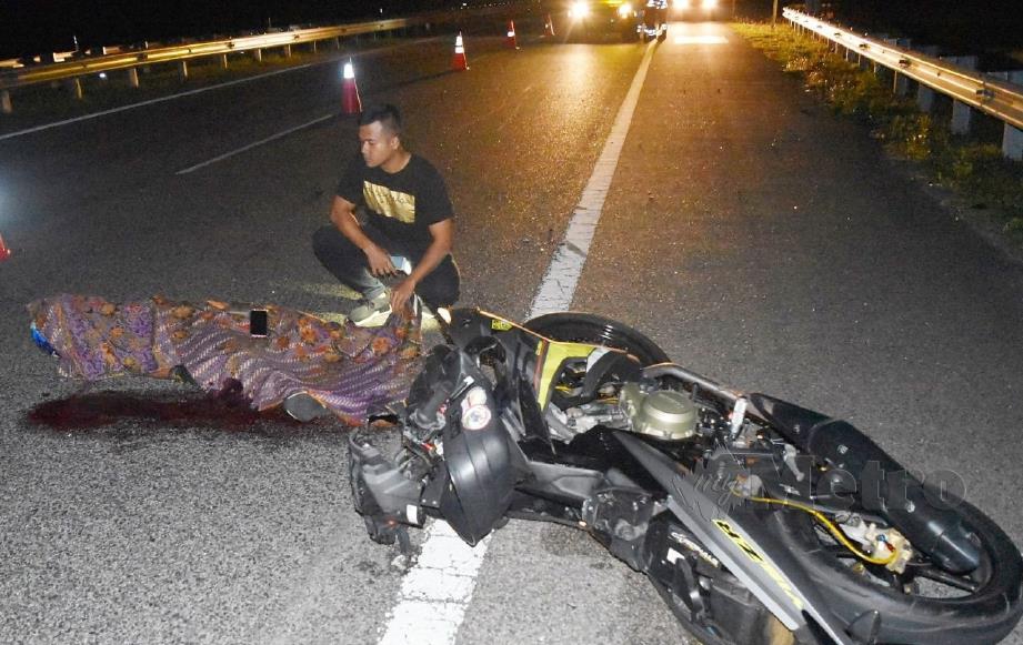 MANGSA meninggal dunia di tempat kejadian selepas kemalangan di Kilometer 261, Lebuh Raya Pantai Timur 2 (LPT2) di Kerteh, malam tadi. FOTO Rosli Ilham.