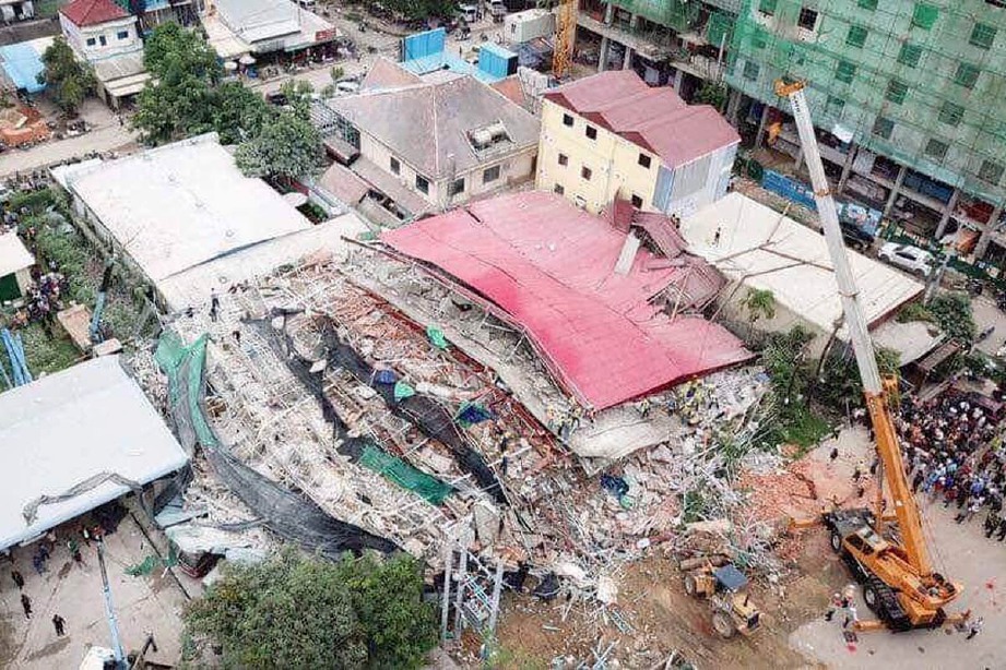 TIGA pekerja pembinaan maut apabila sebuah bangunan tujuh tingkat runtuh di Kemboja awal pagi tadi.  FOTO Agensi