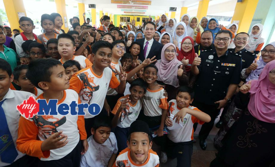 Ahmad Fauzi (sembilan belas kanan) dan Wan Noraidah (empat belas kanan) bersama murid Sekolah Kebangsaan Jalan Air Panas, Kuala Lumpur. FOTO Salhani Ibrahim 