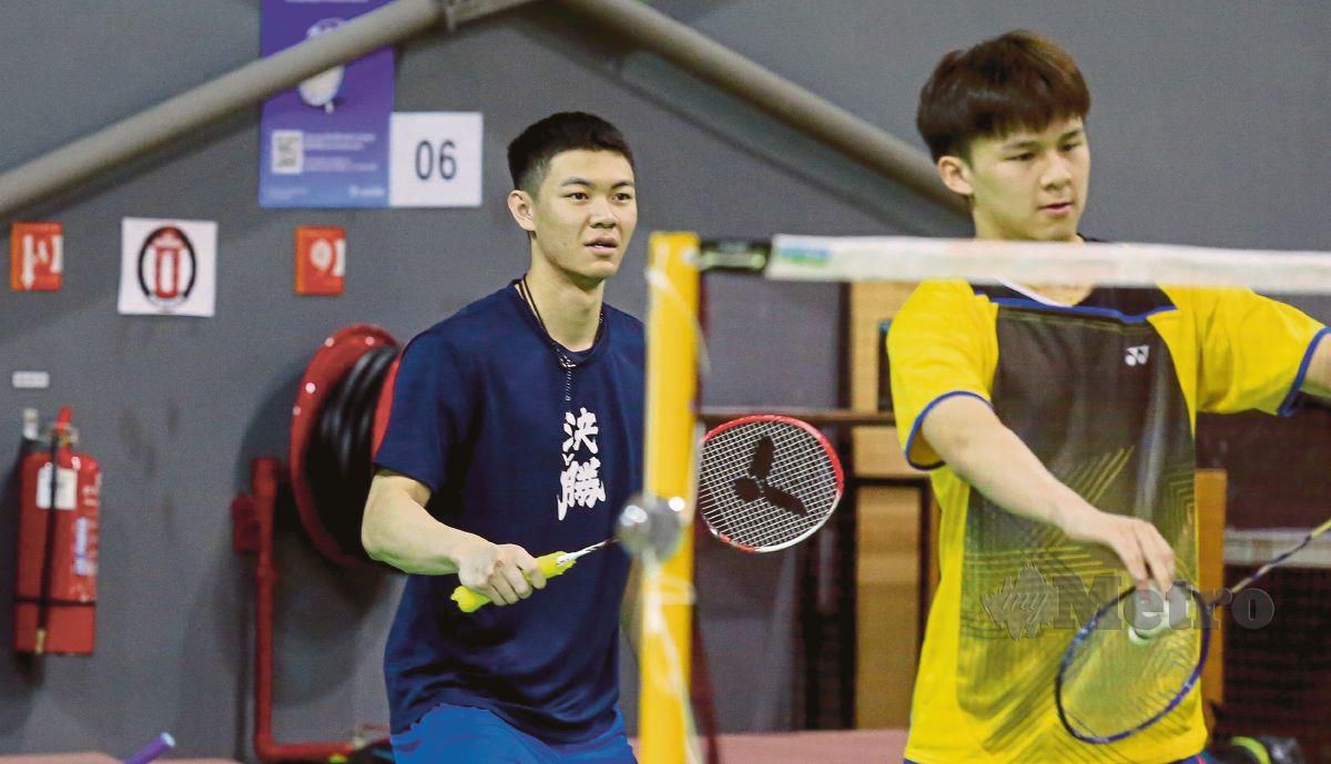 PEMAIN perseorangan profesional negara, Lee Zii Jia (kiri) ketika kem latihan pusat Piala Thomas dan Piala Uber di Akademi Badminton Malaysia, Bukit Kiara, hari ini. FOTO ASYRAF HAMZAH