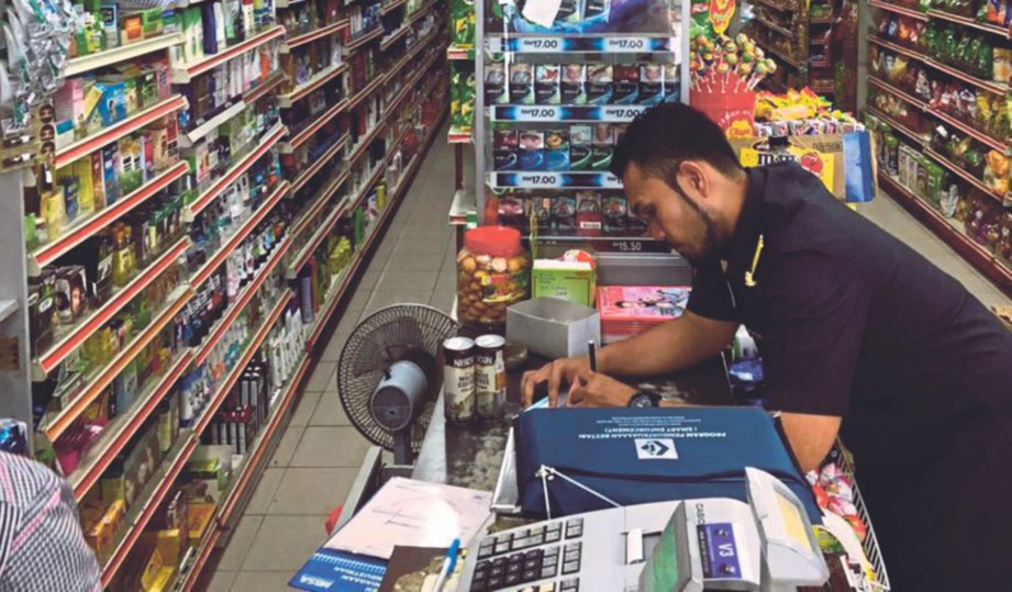 ANGGOTA penguat kuasa KPDNKK Selangor membuat pemeriksaan di  kedai runcit di Kampung Melayu Subang, Shah Alam, semalam.