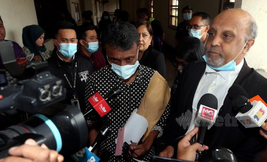 RICHARD (tengah) bertemu media selepas mendengar keputusan mengenai enam tertuduh yang didakwa atas tuduhan membunuh di Mahkamah Tinggi Kuala Lumpur, hari ini. FOTO HAIRUL ANUAR RAHIM