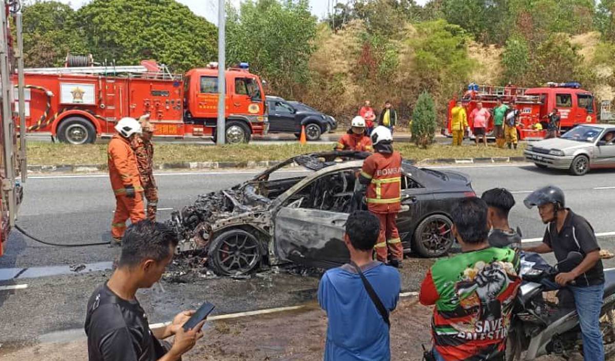 SEBUAH kereta Mercedes Benz yang musnah dalam kebakaran di Jalan Laguna, Kampung Pulau Tiga, Kuala Muda. FOTO Ihsan JBPM