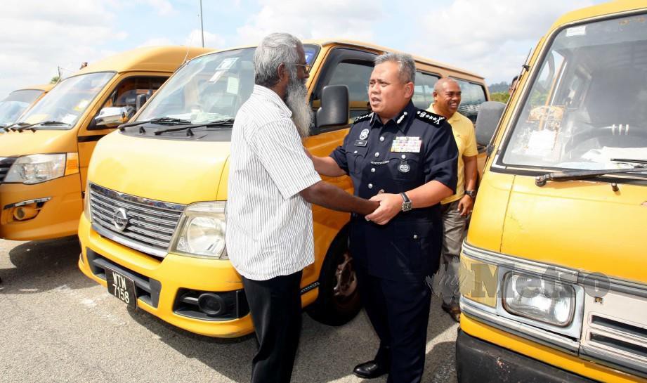 ABD Jalil bertanya sesuatu kepada pengusaha bas pada majlis penutup program keselamatan jalan raya bersama pengusaha bas sekolah. FOTO Muhd Asyraf Sawal 