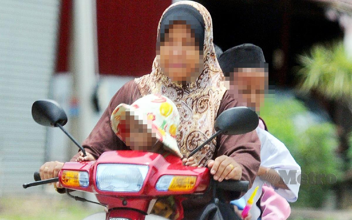 Sebahagian ibubapa tidak menghiraukan keselamatan anaknya dengan tidak memakai topi keledar ketika tamat waktu persekolahan di Sekitar Kuala Terengganu.
