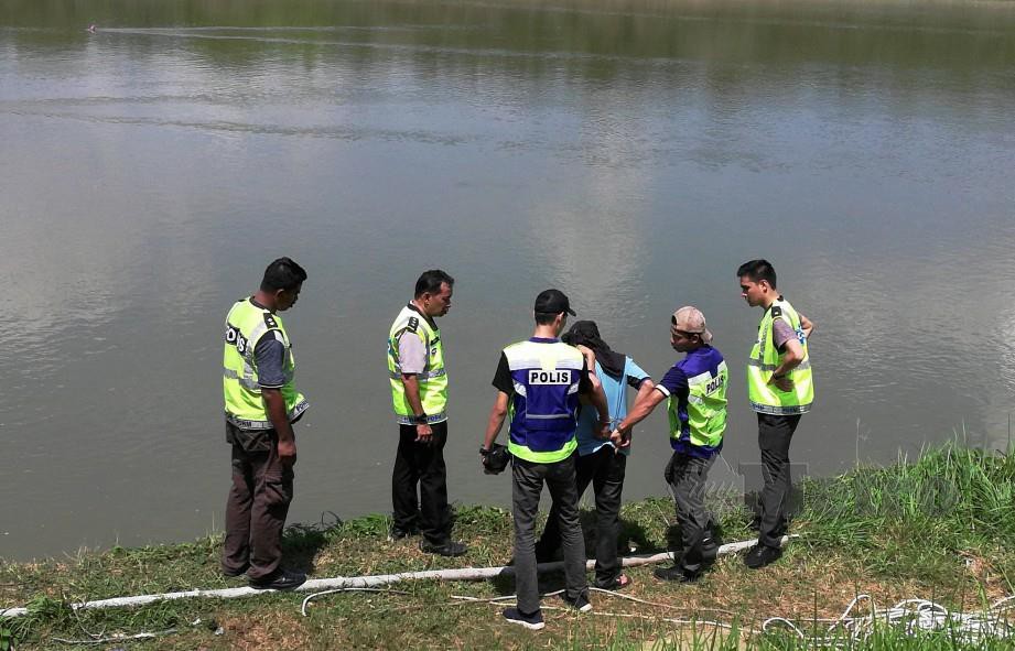Polis dan pasukan bomba meneruskan operasi mencari mayat bayi perempuan yang dibuang ke Sungai Perak berhampiran rumah pam Lembaga Air Perak Teluk Kepayang, Bota. FOTO Ihsan PDRM