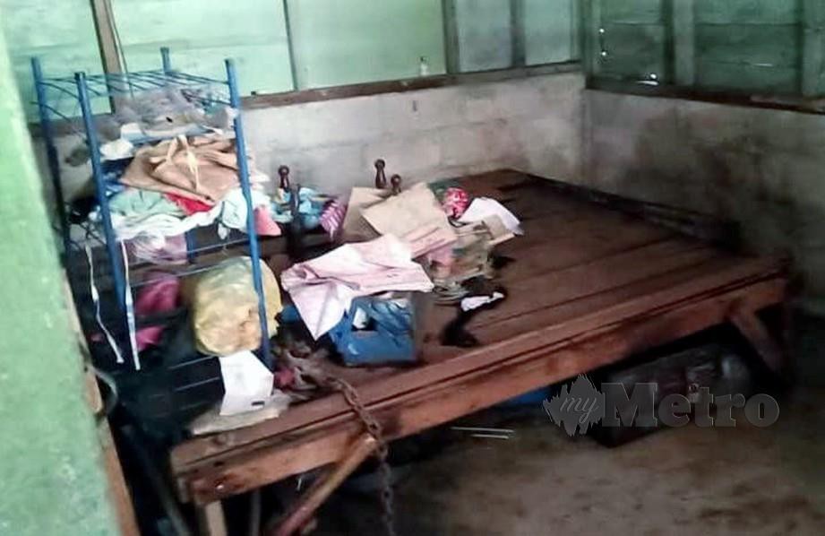 Katil dan bilik mangsa yang berlumuran darah di Kampung Tebuk Pulai. FOTO Amirul Aiman Hamsuddin