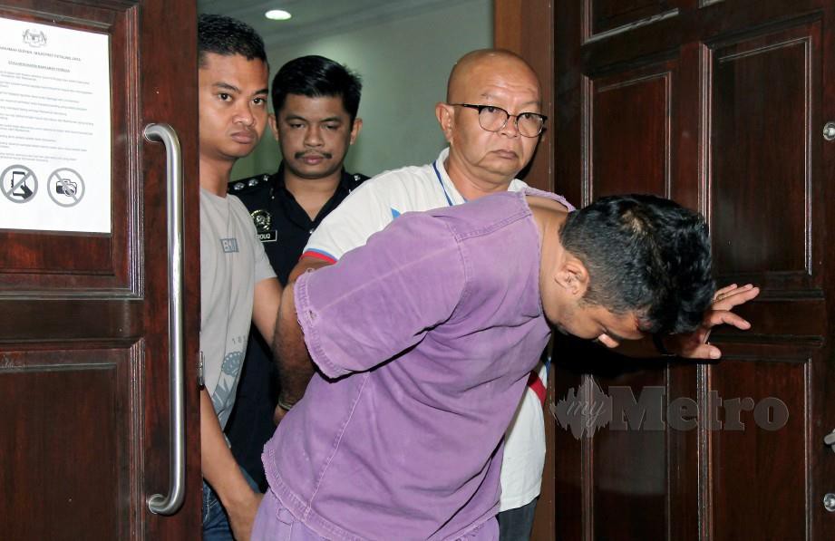 POLIS mengiringi suspek berumur 40 tahun ketika ditahan reman selama tujuh hari di Mahkamah Petaling Jaya berhubung kes bunuh seorang janda dalam balutan selimut di Petaling Jaya. FOTO Nik Hariff Hassan