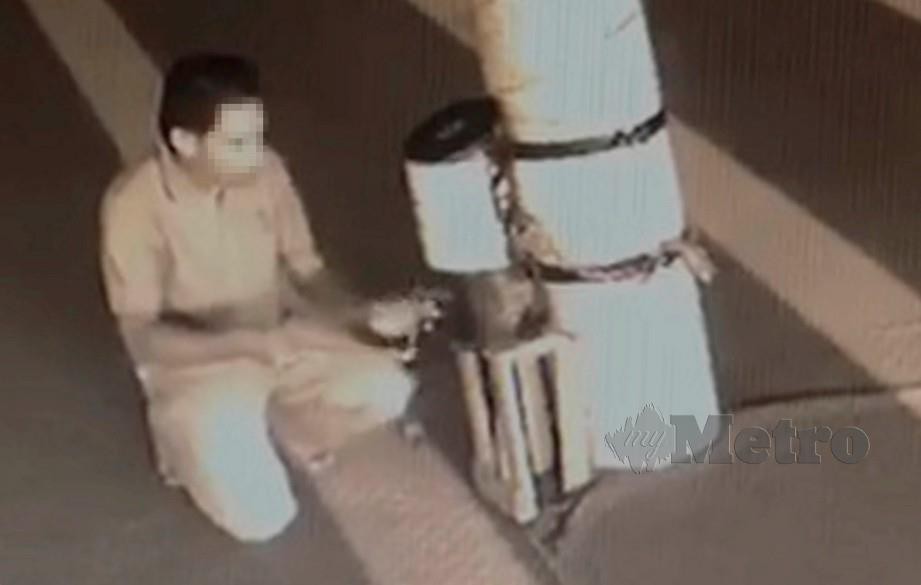 AKSI lelaki mencuri wang tabung masjid dirakam CCTV. FOTO ihsan pembaca