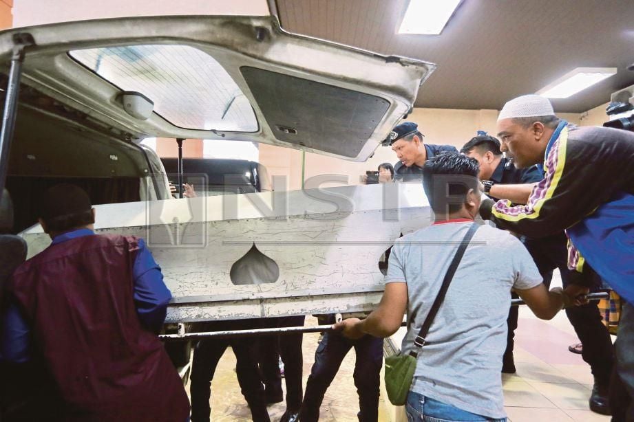 JENAZAH mangsa dibawa keluar dari Unit Forensik Hospital Raja Permaisuri Bainun untuk dikebumikan di Tanah Perkuburan Islam Kampung Kuala Pari, Ipoh, malam ini. Foto ABDULLAH YUSOF