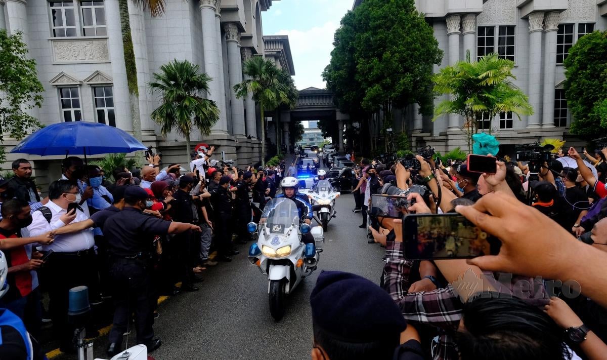 Kenderaan polis mengiringi ahli keluarga Najib. FOTO BERNAMA