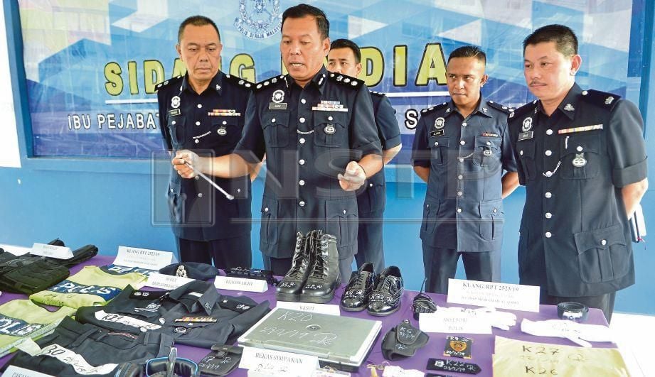 SHAMSUL Amar (dua dari kiri) menunjukkan pakaian seragam polis serta peralatan milik suspek yang menyamar sebagai pegawai kanan polis pada sidang media di Ibu Pejabat Polis Daerah Klang Selatan, Klang, hari ini. FOTO Faiz Anuar.