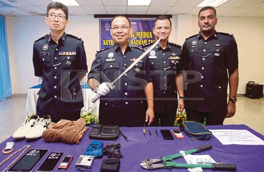 RAZLAM (dua dari kiri) menunjukkan parang dan barang rampasan susulan penahanan Geng Kojak pada sidang media di IPD Taiping, hari ini. FOTO L Manimaran.