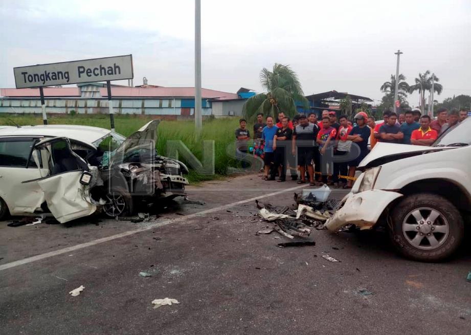 Kereta Perodua MyVi (kiri) dinaiki empat penyamun remuk selepas merempuh beberapa kenderaan awam dan kereta polis yang mengejar mereka di Tongkang Pechah, Batu Pahat. Foto : IHSAN POLIS JOHOR