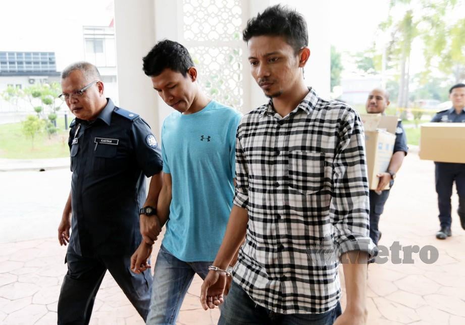 RIDHWAN (kanan) dan Munzir dijatuhi hukuman denda RM100,000 selepas mengaku salah memiliki rokok seludup. FOTO Roslin Mat Tahir