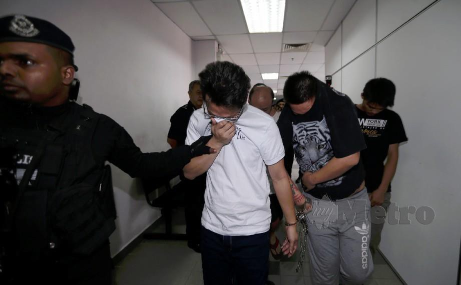 SEMBILAN individu didakwa atas tuduhan menjadi ahli kumpulan jenayah terancang 'Geng Jackie' di Mahkamah Sesyen Johor Bahru. FOTO Hairul Anuar Ab Rahim
