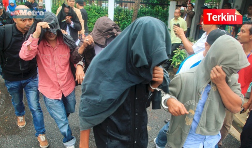 ANTARA 23 kontraktor  yang dituduh di Mahkamah Majistret Dungun, Terengganu kerana membuat tuntutan palsu. FOTO Rozainah Zakaria